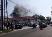 Sebuah Mobil Terbakar di SPBU Takeran Magetan