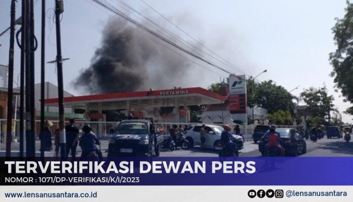 Sebuah Mobil Terbakar di SPBU Takeran Magetan