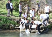 Bupati Dolly Tabur Ribuan Benih Ikan di Angkola Selatan