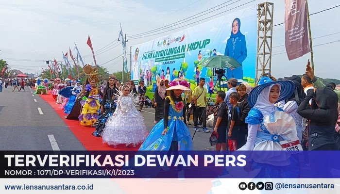 DLH Madiun Pecahkan Rekor MURI, Fashion Show Busana Daur Ulang Sampah Plastik Diikuti 2400 Peserta