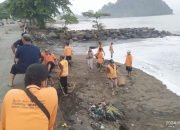 Sampah Menumpuk, DLH Bersihkan Pantai Padang