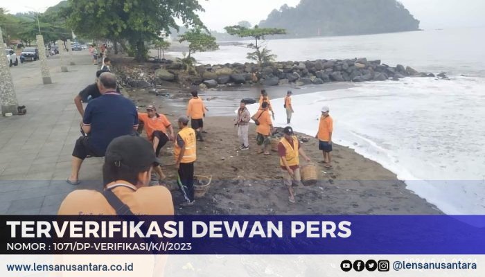 Sampah Menumpuk, DLH Bersihkan Pantai Padang