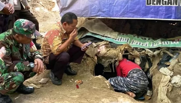 Waduh…!! Selama 7 Tahun Seorang Kakek di Madiun Tinggal di Lubang Sedalam 2 Meter