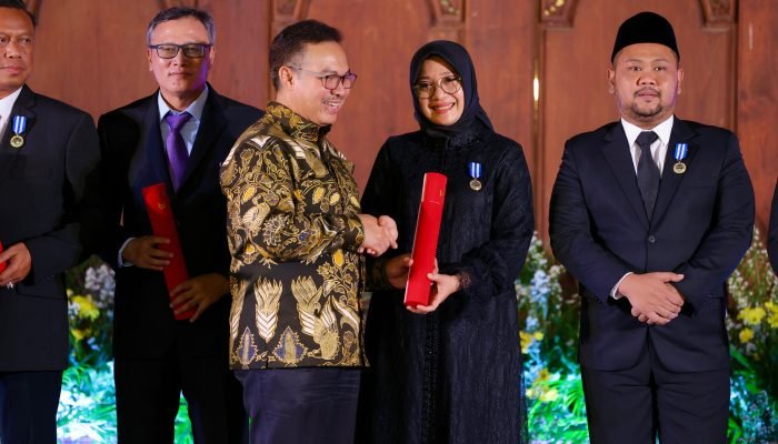 Bupati Banyuwangi Raih Manggala Karya Kencana dari BKKBN