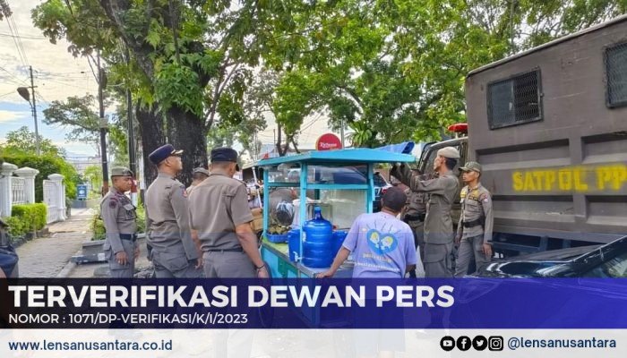 Satpol PP Padang Tertibkan Pedagang Nakal di Pantai Cimpago dan Ahmad Yani