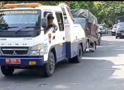 “Perang” Terhadap Parkir Liar, Dishub Kota Padang Derek Mobil Pengendara Nakal