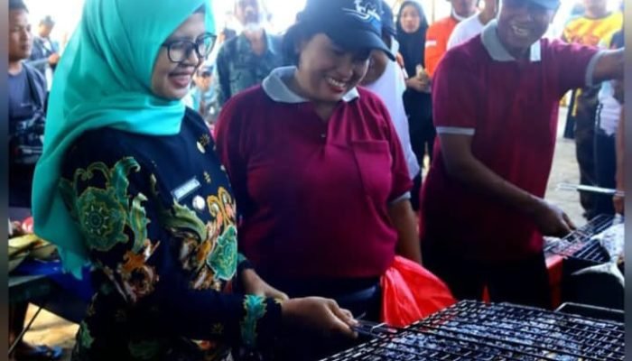 Peduli Nelayan Blitar Selatan, Bupati Rini Syarifah Ikut Petik Laut di Pantai Jolosutro