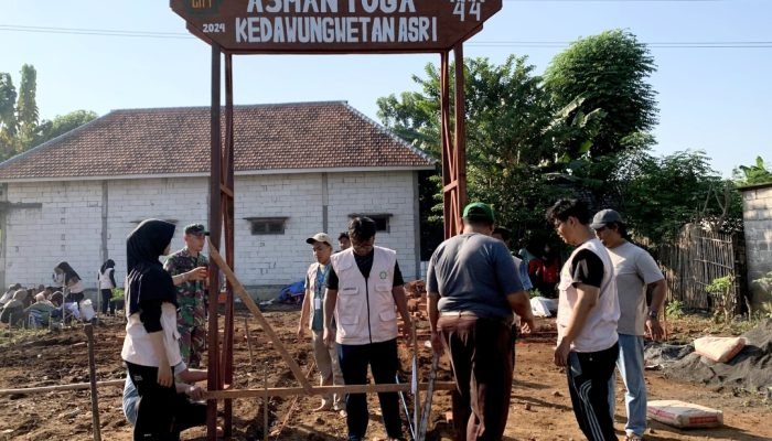 Mahasiswa KKN 44 UINSA Kedawungwetan dan Masyarakat Bersinergi, Wujudkan Kampung Sehat dan Mandiri Melalui Penanaman Asman Toga