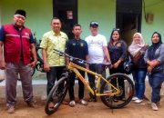 Awal Jalan Kaki, Pengusaha Meubel Permudah Alif Berangkat Sekolah dengan Bantuan Sepeda Gunung