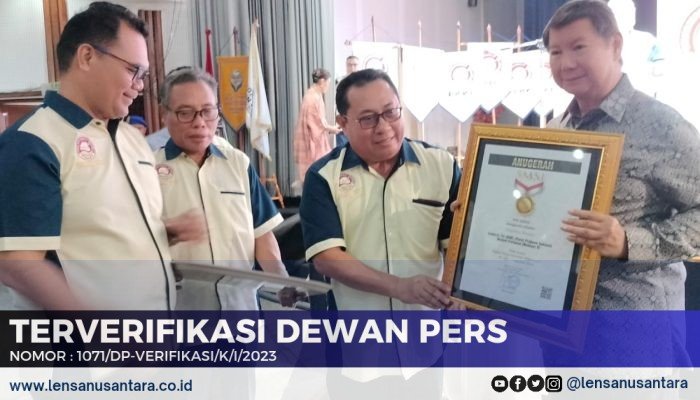 Prabowo Subianto Terima Pin Emas dari SMSI