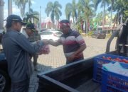 Anjlok, Petani Tomat di Jember Bagikan 1,5 Ton Gratis ke Masyarakat Didepan Kantor DPRD