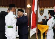 Pj Bupati Jepara Kukuhkan 30 Pasukan Pengibar Bendera Pusaka Merah Putih