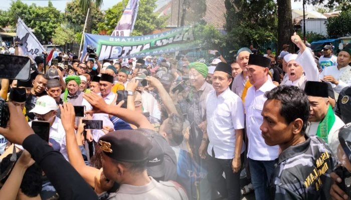 Ribuan Simpatisan Kawal Pendaftaran Pasangan Abah Anton dan Dimyati ke Kantor KPU Kota Malang