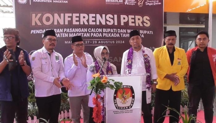 Daftar Ke KPU Magetan Pasangan Bunda Nanik – Kang Suyat Naik Delman