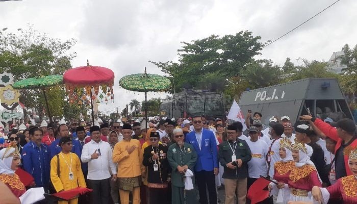 Iringi Paslon Rahmat Hidayat dan Eko Sumarno ke KPU Kotawaringin Barat, Pendukung dan Simpatisan Tumpah Ruah di Bundaran Pancasila