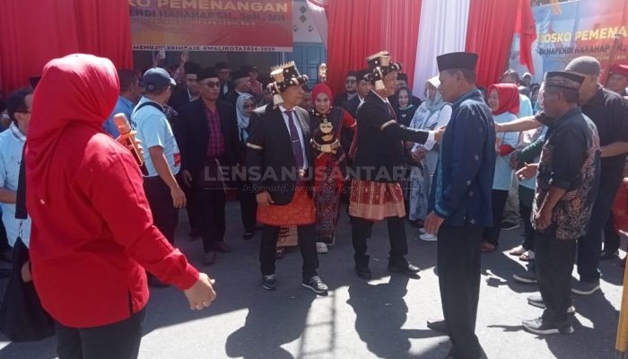 Memakai Pakaian Adat Batak Angkola, Pasangan Hapendi-Gempar Daftar ke KPU Kota Padangsidimpuan