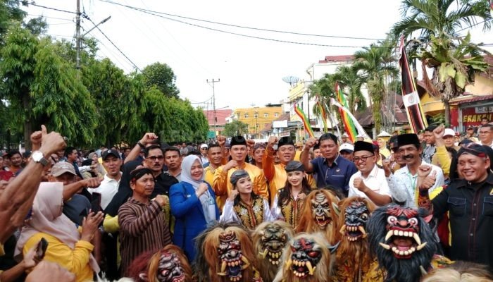 Pasangan Adam – Sutoyo Mendaftar ke KPU Kuansing, Massa Pendukung Membludak