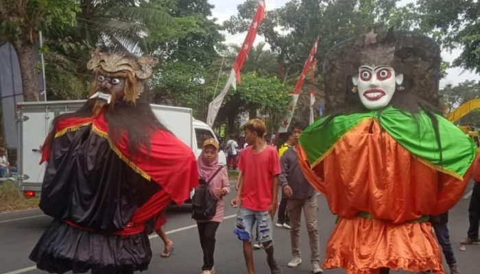 Kirap Launching HUT RI ke-79, Camat Arjasa Jember Gelar Parade Drumband dan Kesenian Tradisional