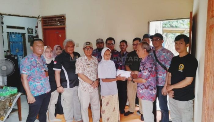 Ringankan Korban Kebakaran, PPDI Kecamatan Susukan Banjarnegara, Berikan Bantuan ke Nenek Risah