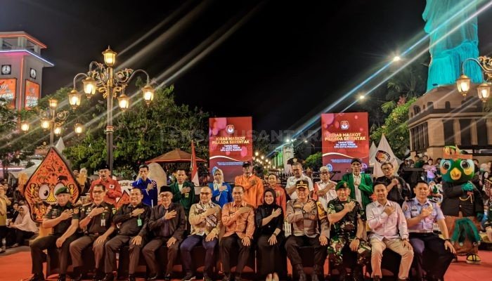 Kemeriahan Kirab Maskot Pilkada 2024 di Kota Madiun, “Si Jali” dan “Kang Osi” Curi Perhatian Masyarakat