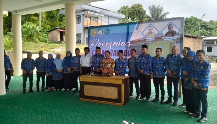 Aliong Mus bersama Civitas Akademik UNKHAIR Resmikan IT Center