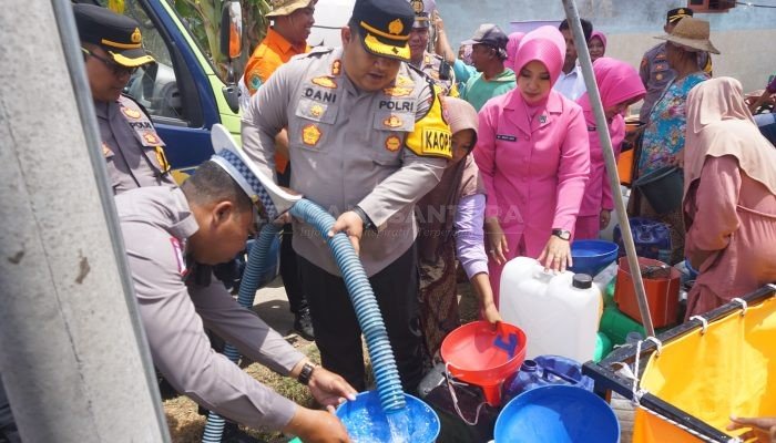 HUT Lalu Lintas ke-69, Satlantas Polres Pamekasan Berikan Bantuan 48 Ribu Liter Air Bersih ke Warga