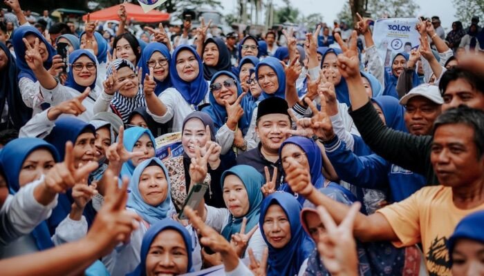 Dapat Nomor 2, Paslon Emiko – Irwan Afriadi Disambut Ribuan Warga