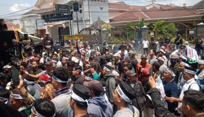 Relawan Ra Gopong Gruduk KPU Jember, DPR RI Terpilih Gagal Dilantik