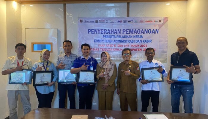 Disnaker Jember Serahkan 40 Peserta Pemagangan Pelatihan Kerja ke Sejumlah Perusahaan