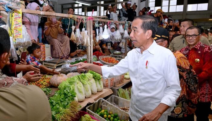 Presiden Jokowi Kunjungi Pasar Sanggam Adji Dilayas, Sapa Pedagang dan Masyarakat