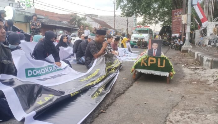 Simpatisan Ra Gopong Demo KPU Jember Bawa Keranda Mayat