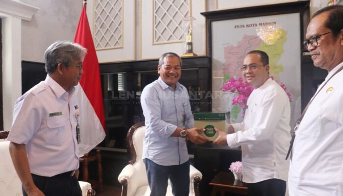 HUT ke-79, PT KAI Daop 7 Madiun Bagikan 79 Kue Ultah kepada Stakeholder