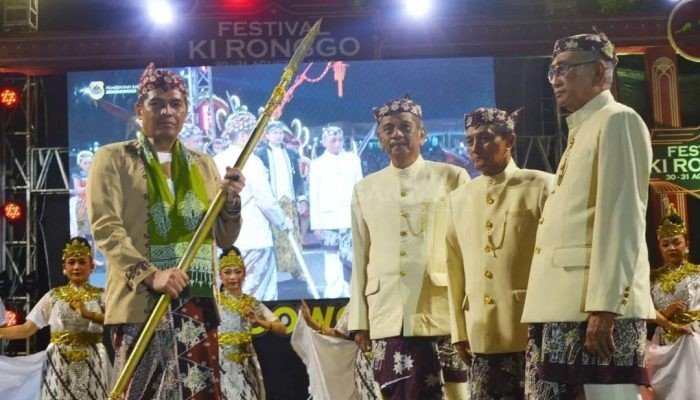 Festival Kironggo,” Penyerahan Tongkat Kekuasaan Tunggul Wulung dari Keluarga Kironggo Kepada Pj. Bupati Bondowoso