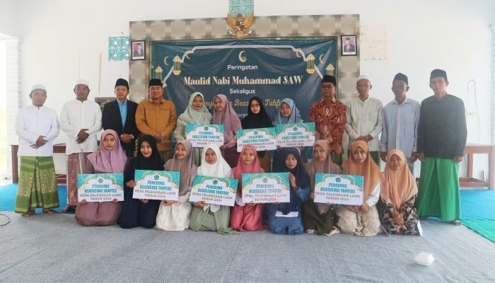 Pemdes Palengaan Laok Pamekasan Serahkan Beasiswa Tahfidz