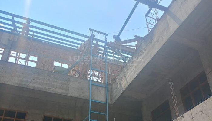 Proyek Pembangunan Ruang Kelas di SMPN 5 Kota Madiun Diduga Abaikan Keselamatan Pekerja