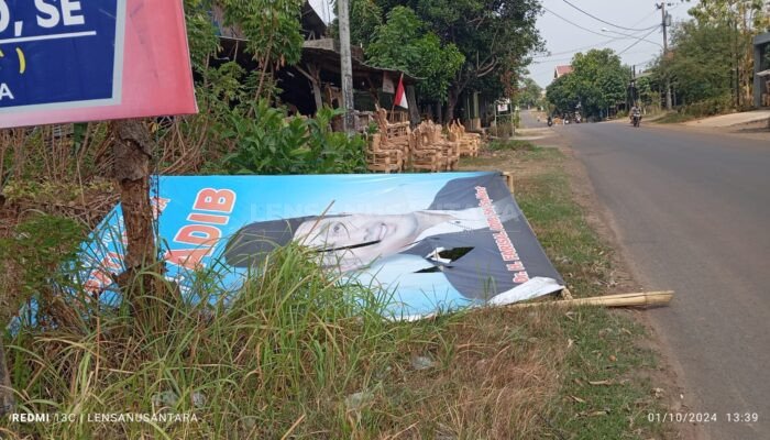 Baliho yang Sudah Bukan Calon di Pilkada Jepara Menghalangi dan Membuat Kotor Lingkungan