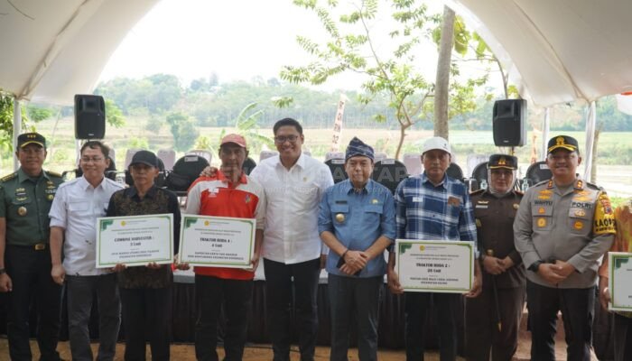 Wakil Menteri Pertanian RI Berikan Bantuan Alat Pertanian intuk Warga Jepara