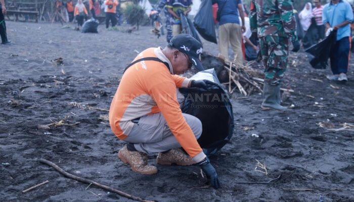 World Clean Up Day 2024 Digelar di Pantai Pancer Puger Jember