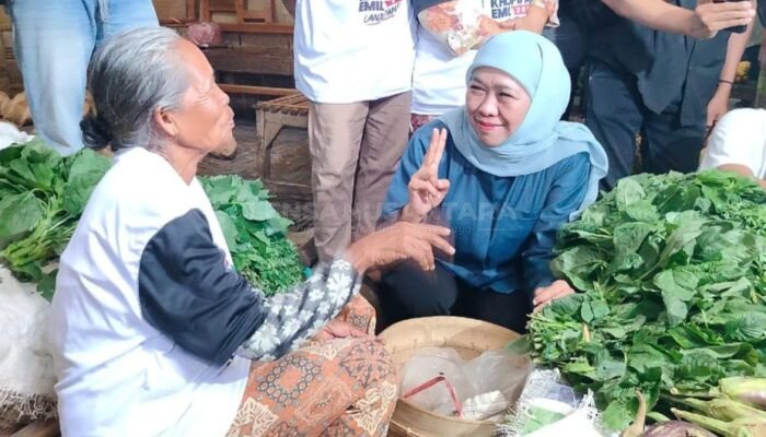 Dicurhati Pedagang, Khofifah Janjikan Percepatan Renovasi Pasar Sayur Magetan