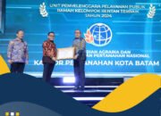 Serahkan Sertipikat Tanah Elektronik di Jawa Timur, Menteri AHY: Sertipikasi Elektronik Cegah Terjadinya Pungli