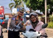 Sosialisasikan Operasi Zebra Semeru 2024, Polres Magetan Bagikan Pamflet dan Coklat untuk Pengendara