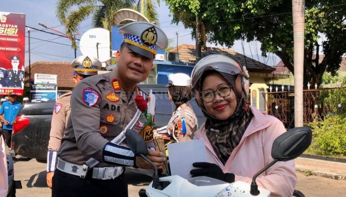 Sosialisasikan Operasi Zebra Semeru 2024, Polres Magetan Bagikan Pamflet dan Coklat untuk Pengendara