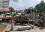 Proyek Jembatan di Sungai Tatas Kobar Menuai Keluhan Warga, Jalan Alternatif Rusak