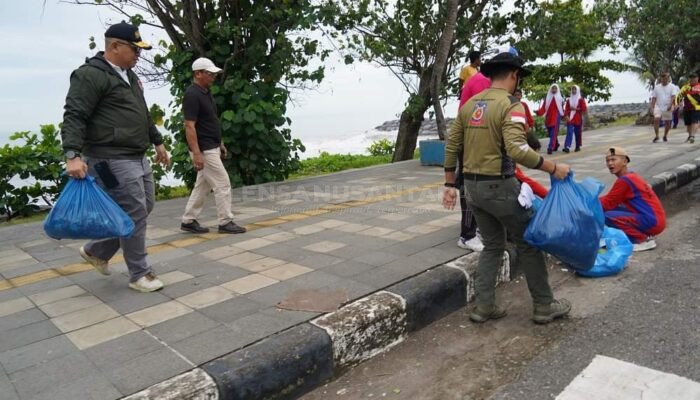 Pj Wako Padang Pimpin Aksi Bersih-bersih Kawasan Pantai