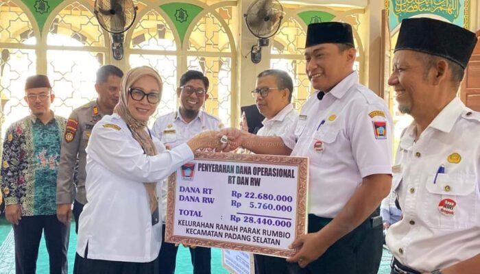 Pemko Padang Serahkan Insentif Guru Ngaji dan Imam Masjid di Padang Selatan