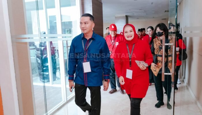 Saat Debat Publik Pasangan DADI Kompak Kenakan Karya Desainer Lokal Madiun