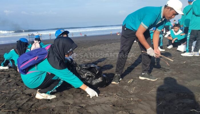 Peringati HSN 2024, Siswa MAN 3 Jember Bersihkan Sampah di Pantai Paseban