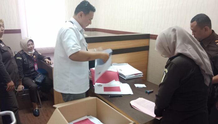 DJP Jawa Timur II Serahkan Tersangka Kasus Pajak Rp. 2,5 Miliar ke Kejaksaan Negeri Sidoarjo