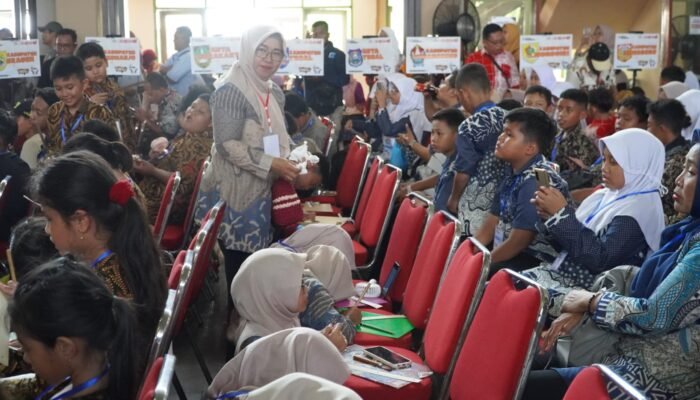 Ribuan Peserta FTBI SD se-Jateng Tulis Pitutur Jawa di Daun Lontar, Tercatat di Rekor MURI