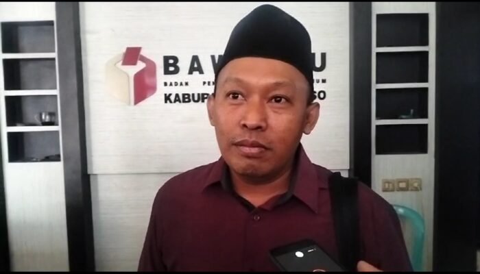 Terekam CCTV, Banner Paslon 02 Bupati Bondowoso Dirusak, Pelaku Terancam Pidana